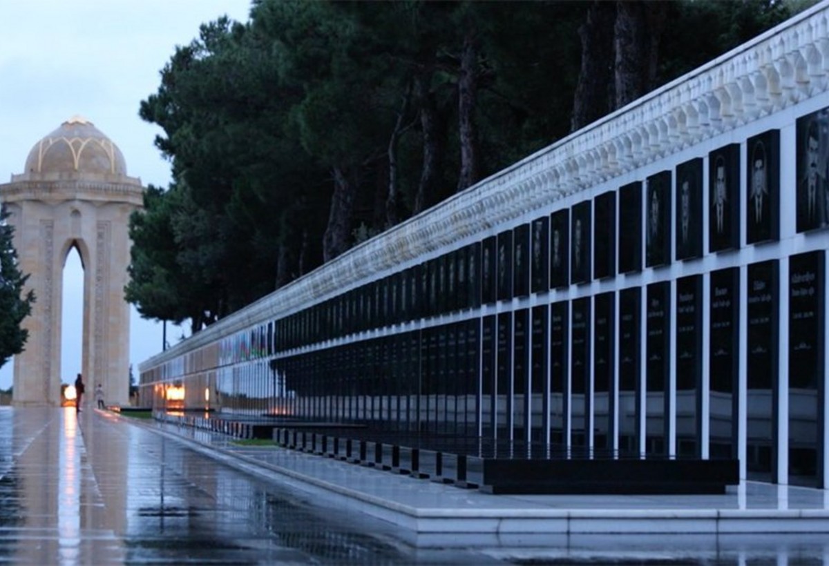 Baş nazir və spiker Şəhidlər xiyabanını ziyarət ediblər