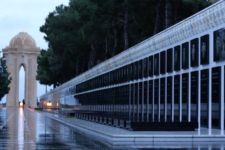 Baş nazir və spiker Şəhidlər xiyabanını ziyarət ediblər