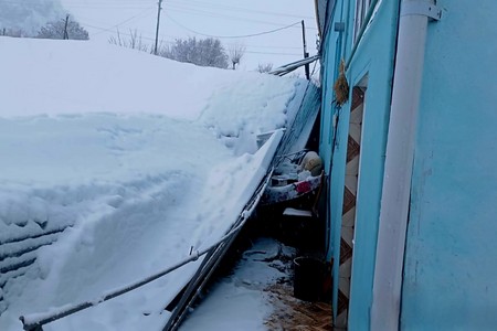 Qazaxda qardan ağırlaşan talvar avtomobillərin üzərinə çöküb