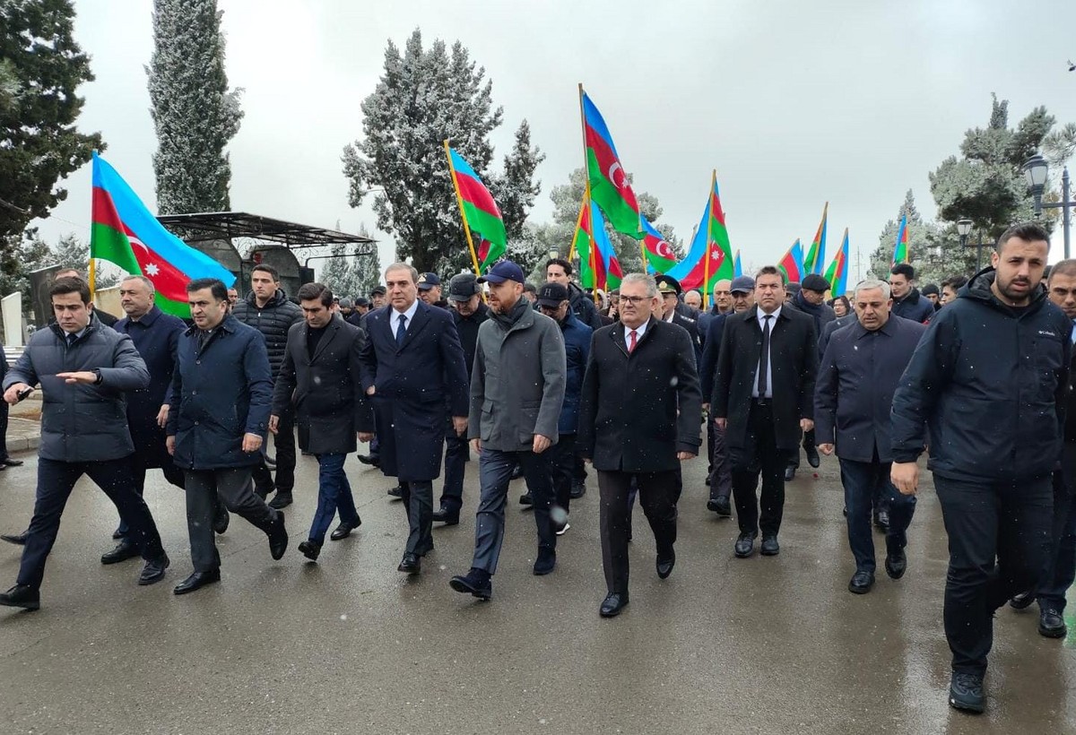 Bilal Ərdoğan Gəncədə Şəhidlər Xiyabanını ziyarət edib