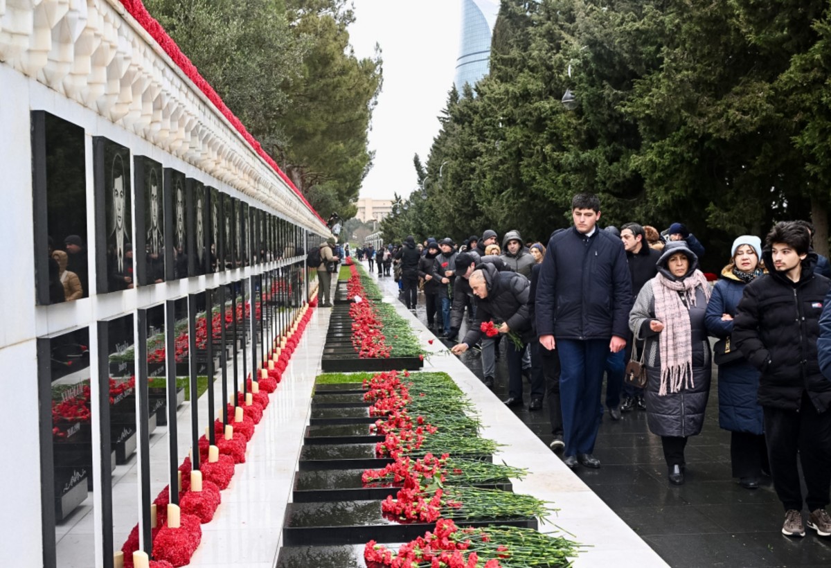 Şəhidlər xiyabanına xalq ziyarəti - FOTOREPORTAJ