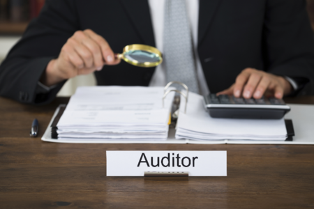 Auditorlardan beşi bazardan kənarlaşdırıldı