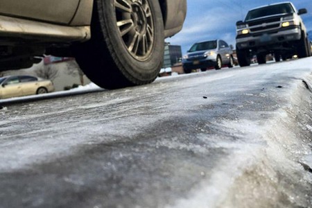Polisdən səfərə çıxan sürücülərə yolların buzlaşması ilə bağlı XƏBƏRDARLIQ