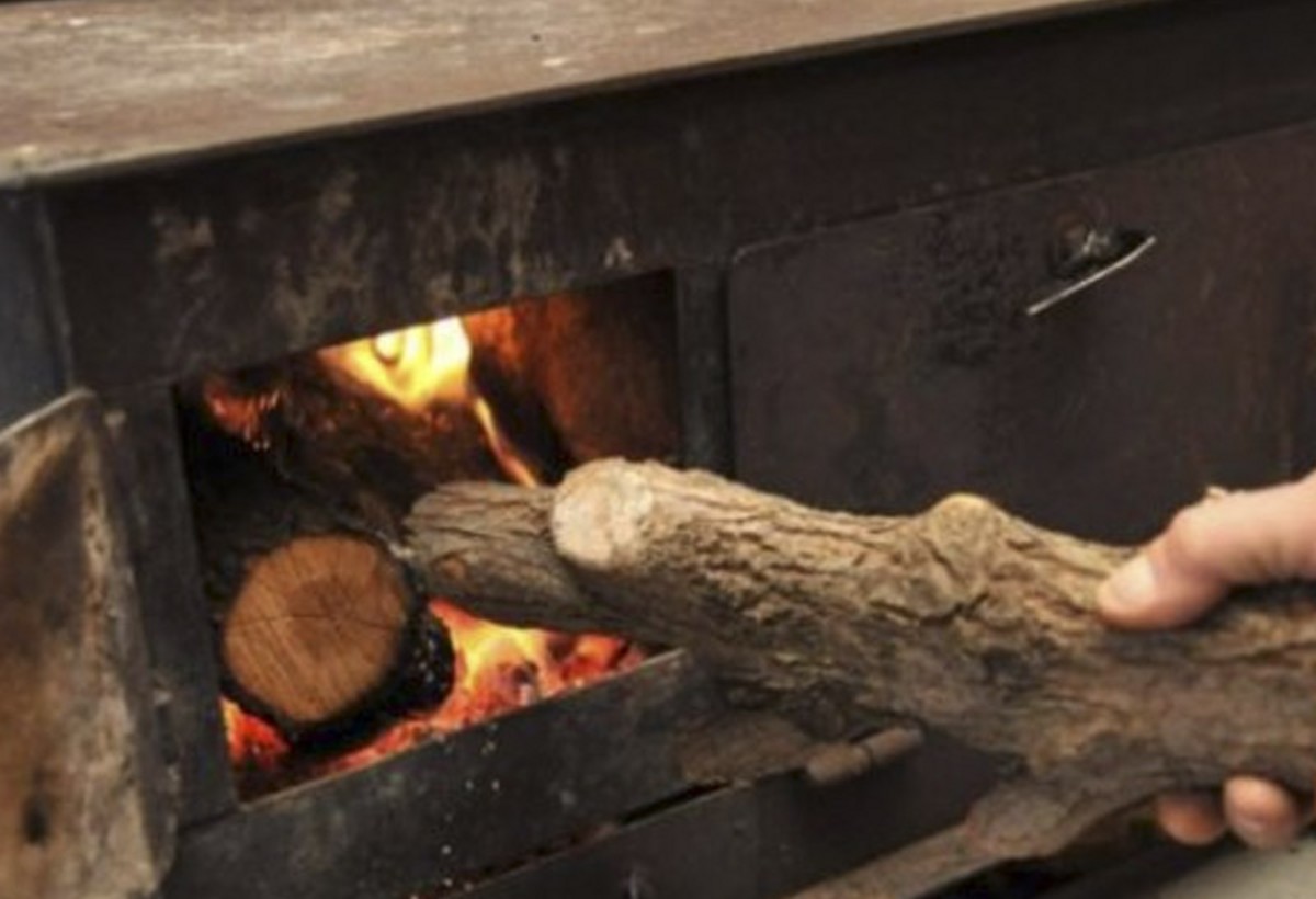 Bölgələrdə kommunal xərclər yüksəkdir: Qazla yanaşı odun sobası da yandırırlar - VİDEO