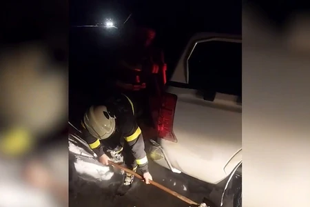 Füzulidə buz bağlayan yollardan insanlar belə çıxarıldı - VİDEO