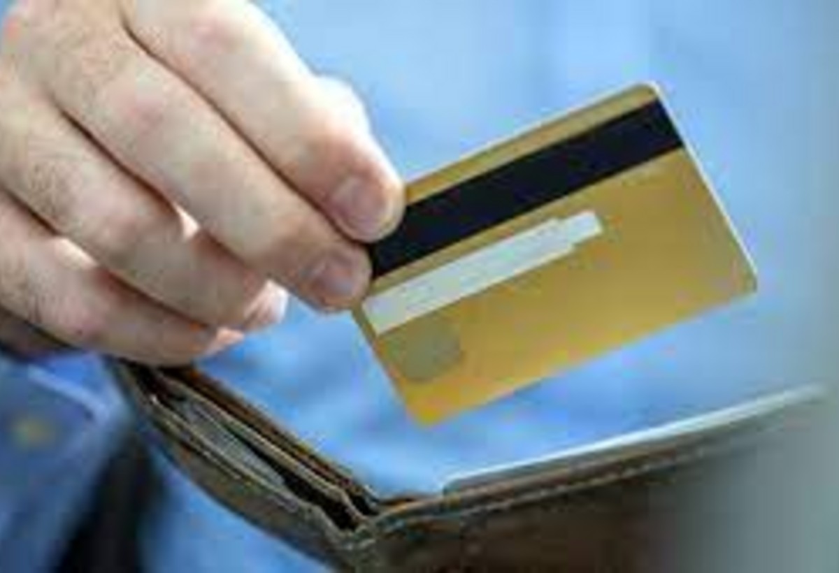 İş yoldaşının telefonunu götürüb 1200 manat pulunu çəkdi