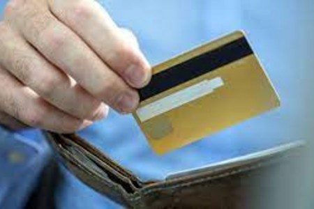 İş yoldaşının telefonunu götürüb 1200 manat pulunu çəkdi