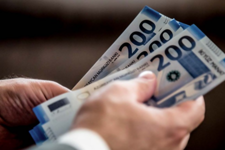 Adambaşına xaricə 469 dollar borcluyuq