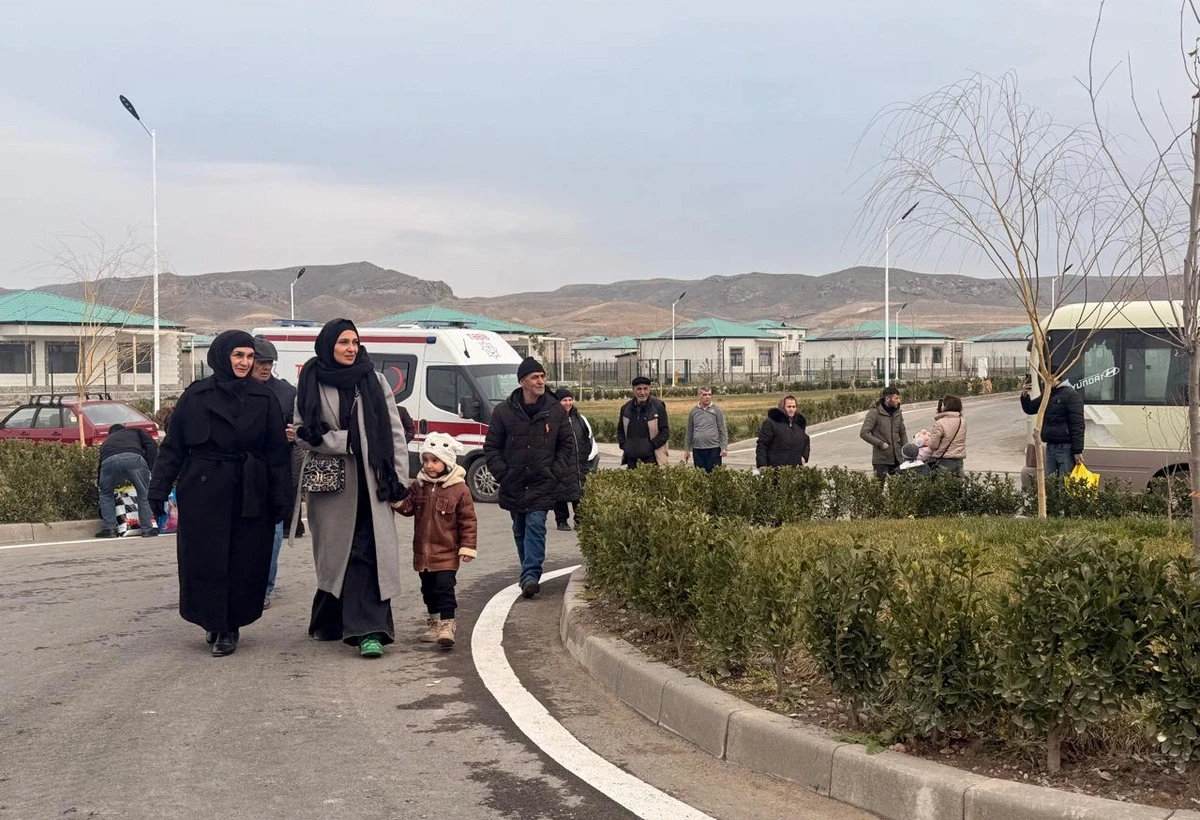 Daha 26 ailə yataqxanalardan doğma kəndinə köçdü