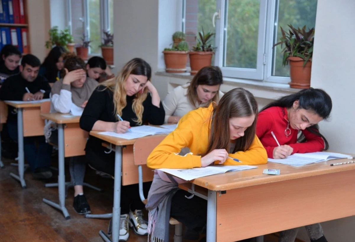 Eksternlər üçün imtahan keçirilir