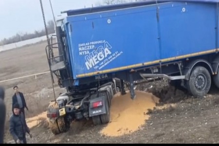 Bakı- Qazax magistralında yük maşını ilə minik maşını toqquşub