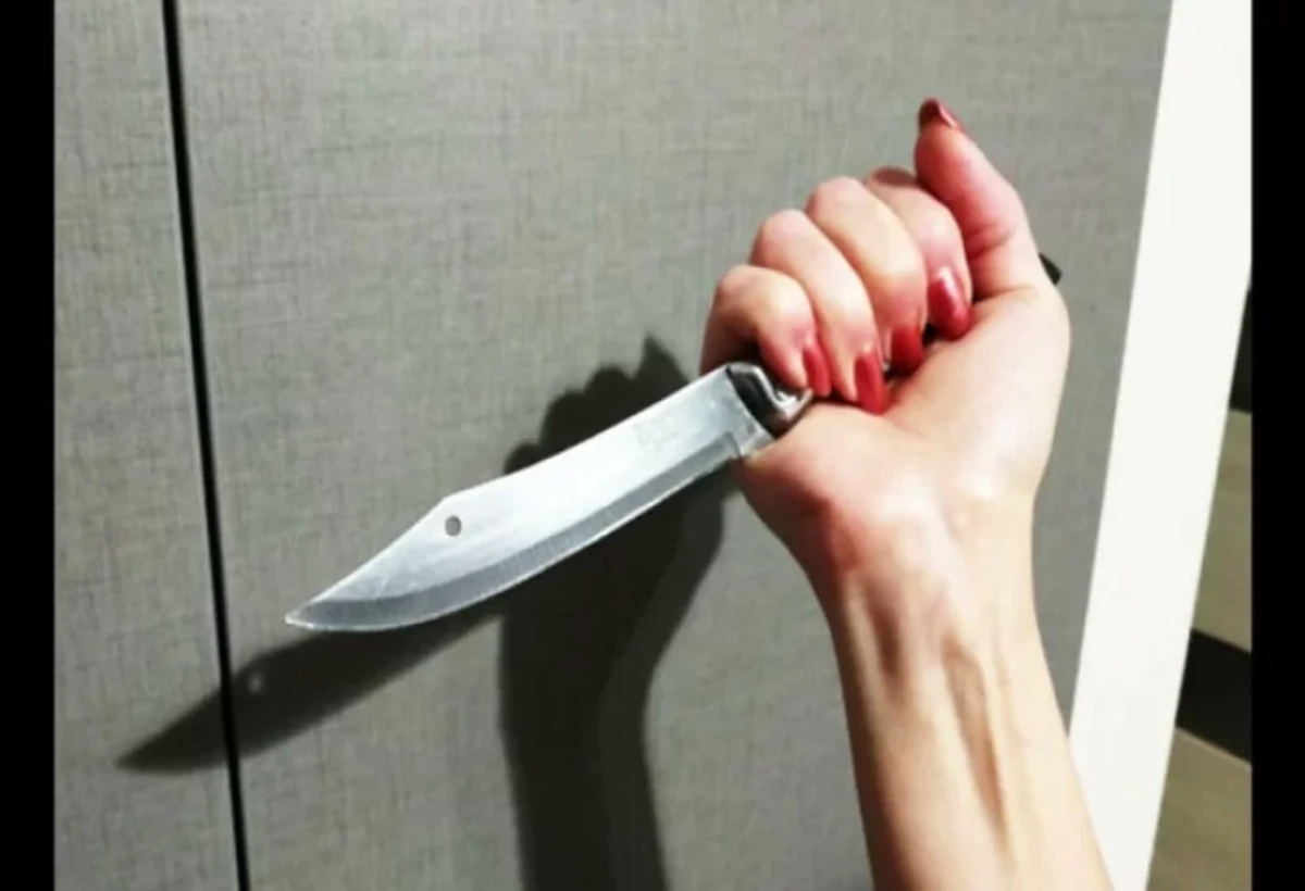 Bakıda qız atasını bıçaqladı: Anasını döyürmüş