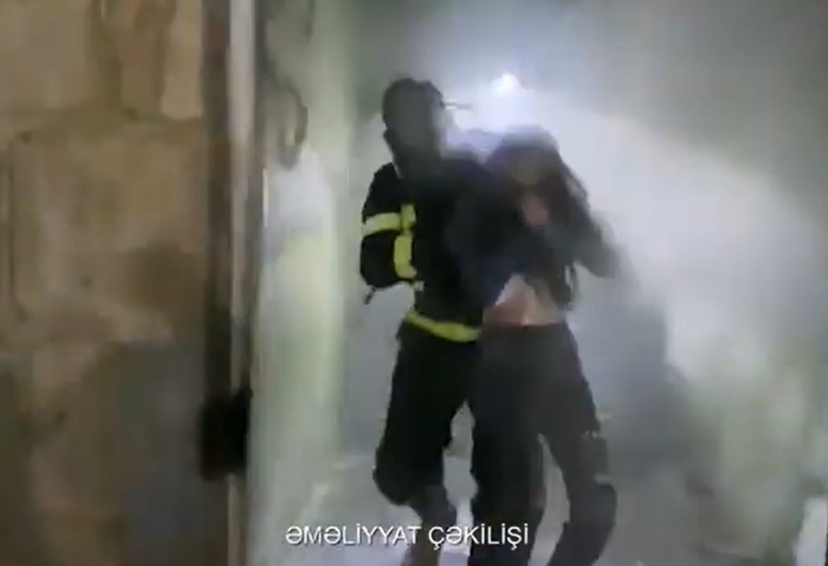 Binanın zirzəmisində yanğın: 2 nəfər təxliyyə olundu - VİDEO