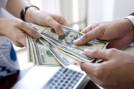 Azərbaycan bankları dollar satmağa adam tapmır