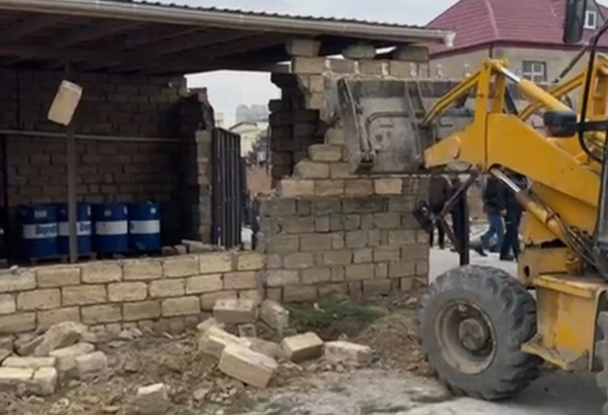 Binəqədidə aşkarlanan qanunsuz tikili dağıdıldı - VİDEO