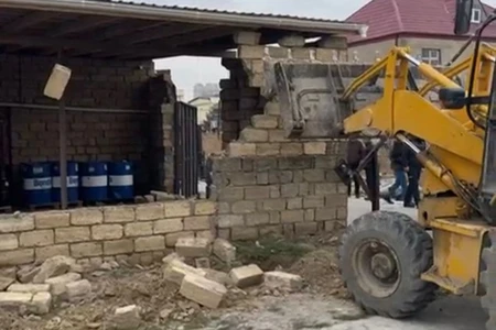 Binəqədidə aşkarlanan qanunsuz tikili dağıdıldı - VİDEO