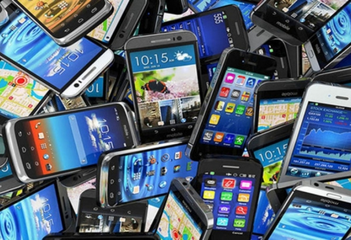 Univermaqdan 41 smartfon oğurlayan gənc tutuldu