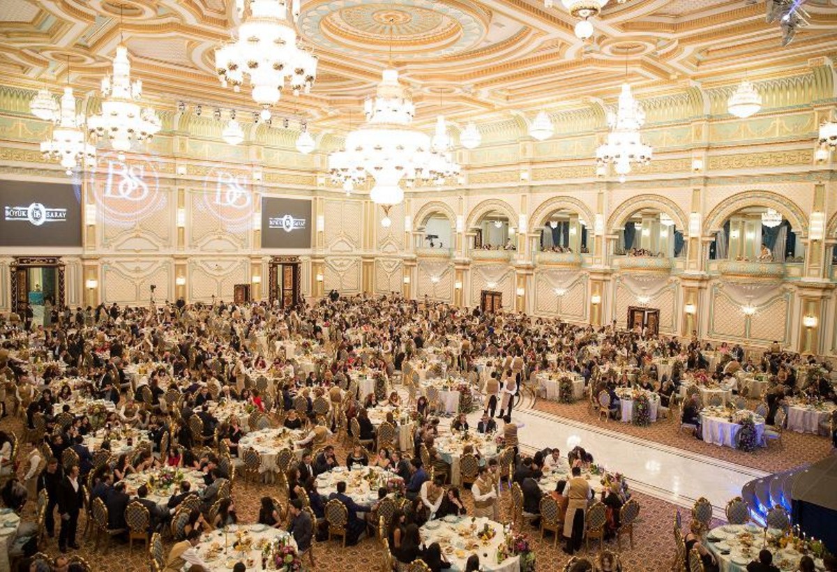 Menyu qiyməti 250 manatdan başlayan şadlıq sarayı borca düşdü