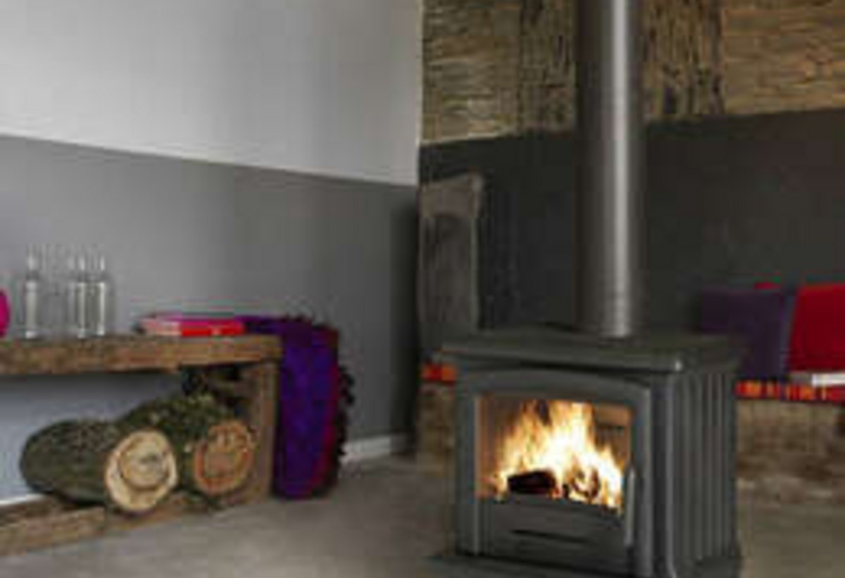 Ahıl kişi sobaya düşüb yandı