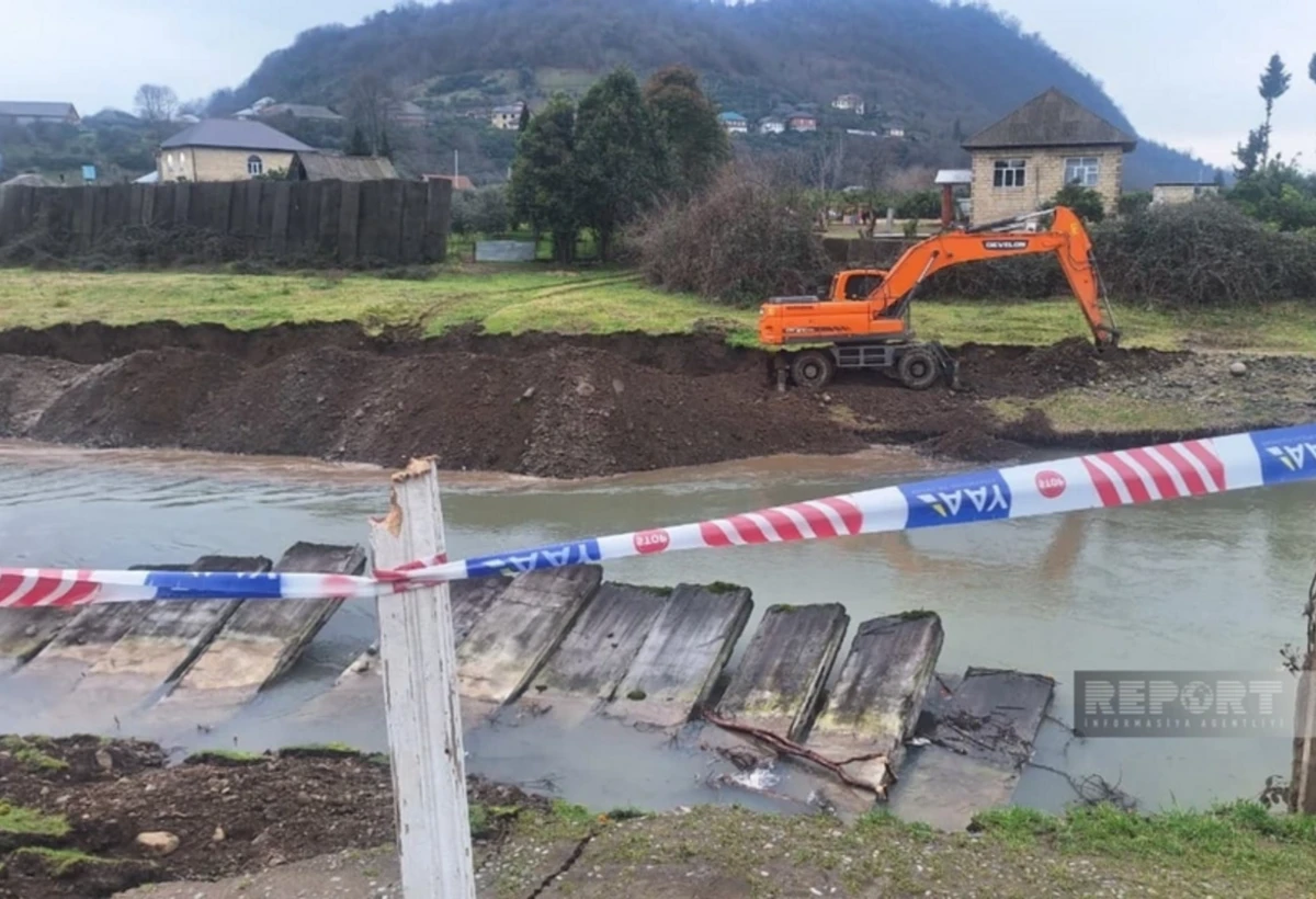 Astarada beton bəndlər uçub çaya aşdı - FOTO