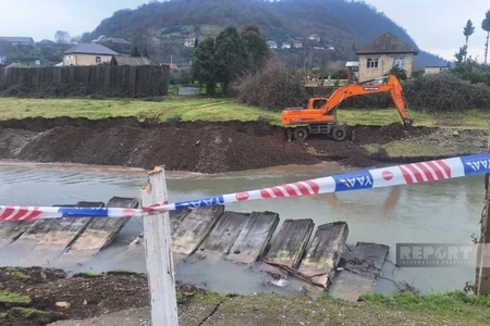Astarada beton bəndlər uçub çaya aşdı - FOTO