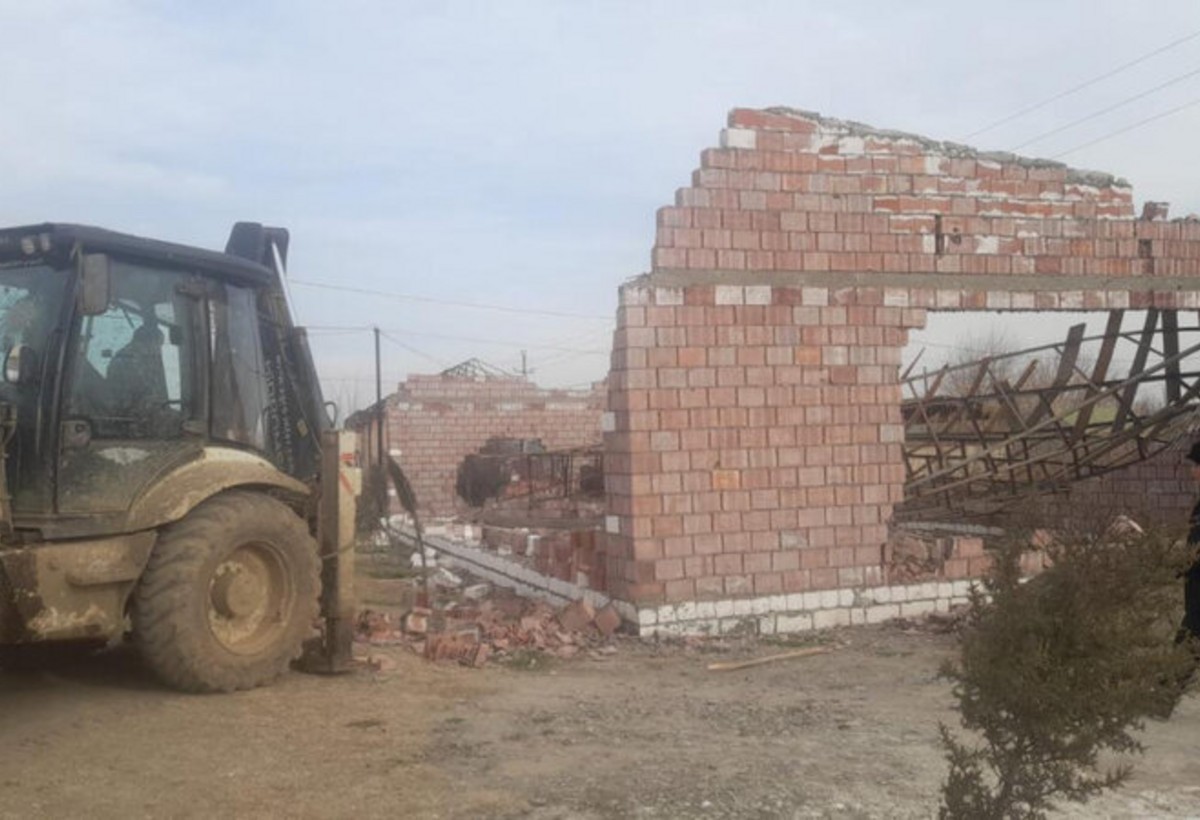 Füzulidə daha bir qanunsuz tikili söküldü - VİDEO