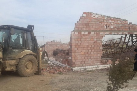 Füzulidə daha bir qanunsuz tikili söküldü - VİDEO