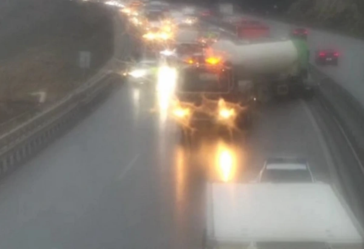 Bakının çıxışında qəza, yol bağlandı