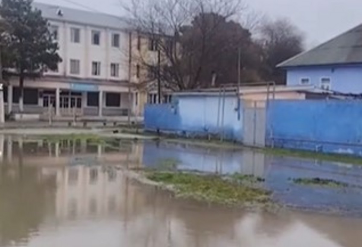 Neftçalada yağışdan sonra məktəbin yolu keçilməz oldu