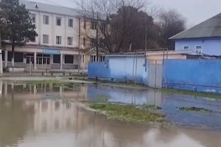 Neftçalada yağışdan sonra məktəbin yolu keçilməz oldu