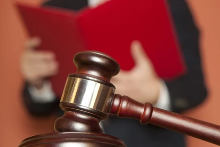 Həbsdən qızını çıxartmaq istəyən qadının 34 min manatını ələ keçirdilər - MƏHKƏMƏ