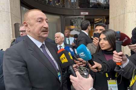 Prezident İlham Əliyev Münxendə Azərbaycan telekanallarına müsahibə verib