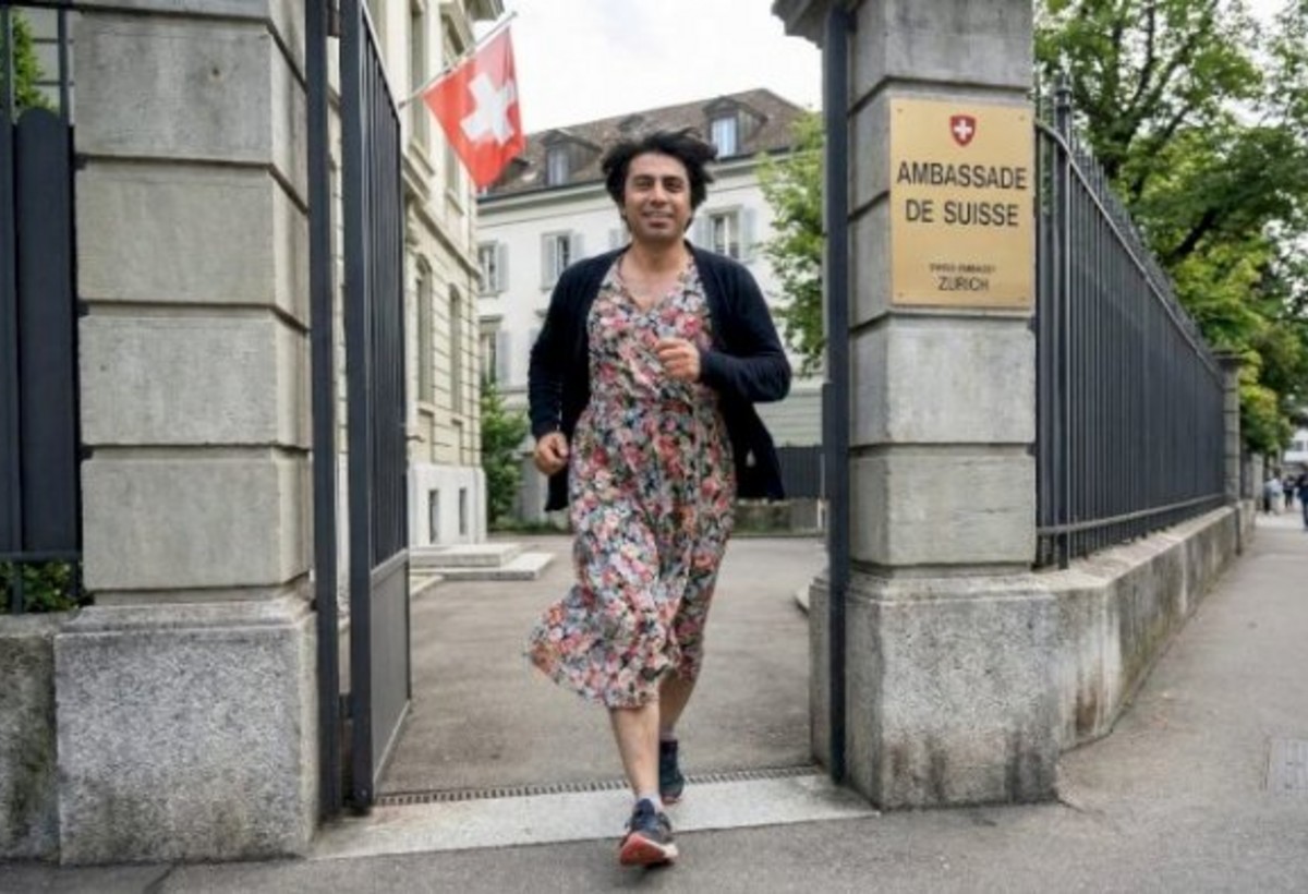 Emin Hüseynovun qadın paltarında səfirlik macərası - Nə olmuşdu?