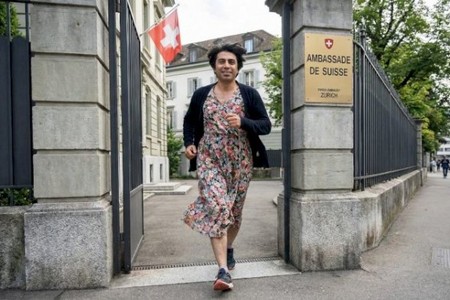 Emin Hüseynovun qadın paltarında səfirlik macərası - Nə olmuşdu?