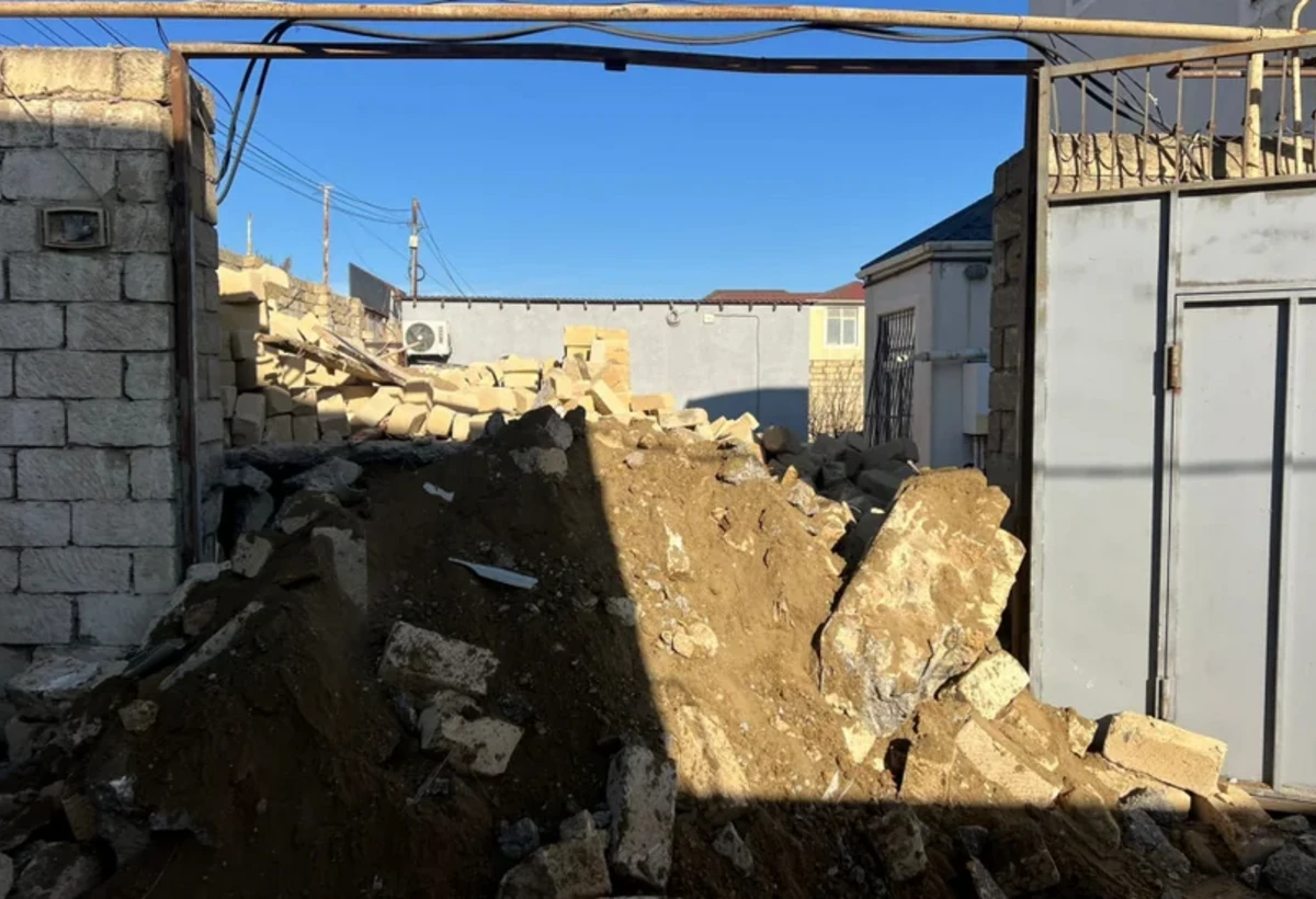 Yol kənarında aparılan tikinti belə söküldü - VİDEO