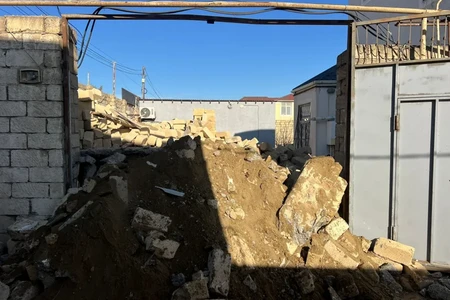 Yol kənarında aparılan tikinti belə söküldü - VİDEO