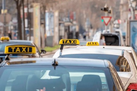 Taksi şirkəti bazarı tərk edir