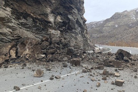 Avtomobil yoluna qaya parçaları töküldü - FOTO