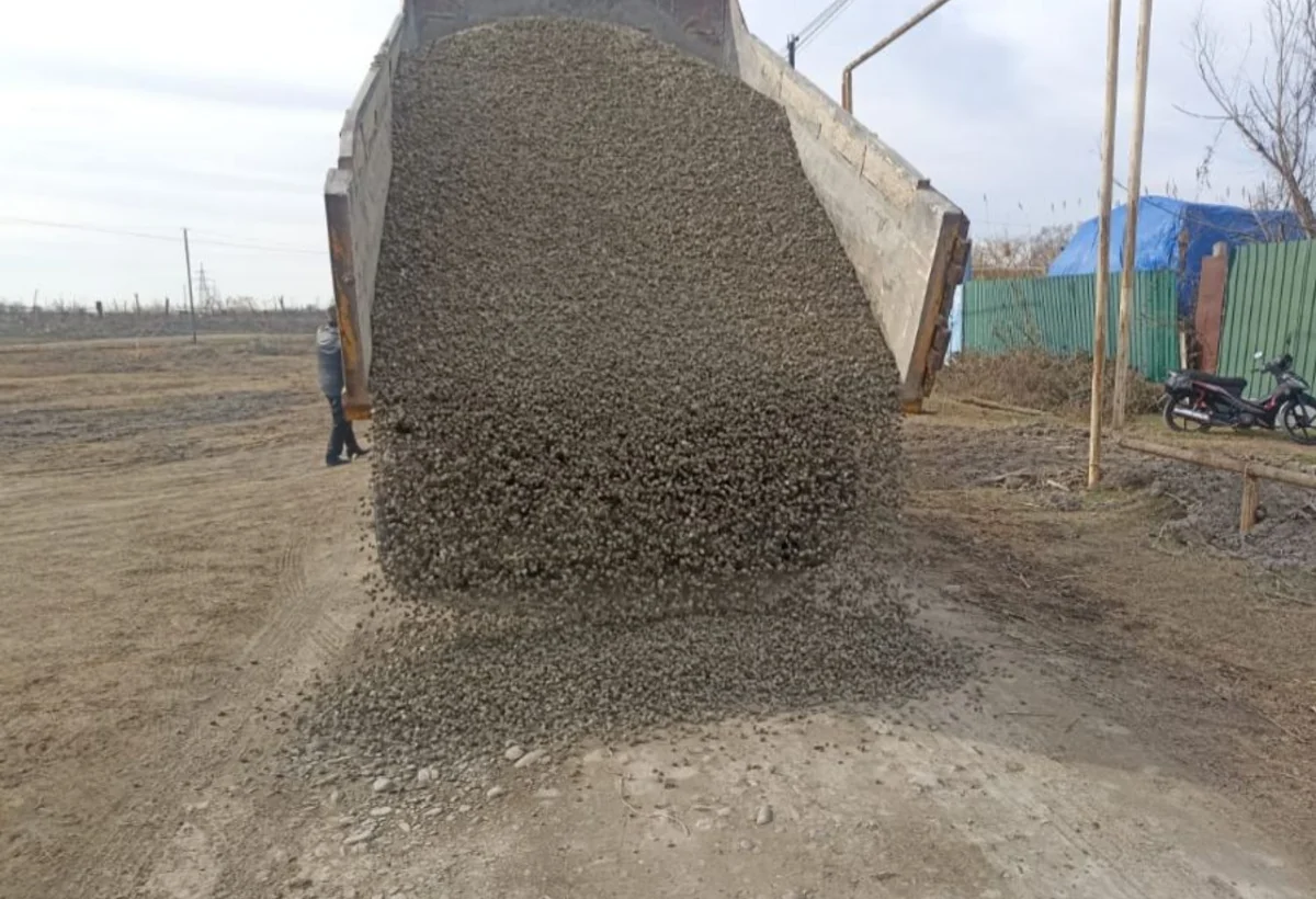 Ağdaşın Pirəyir kəndinin yoluna çınqıl örtüyü salınıb