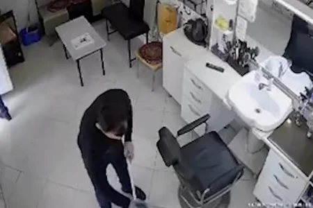 Başına torba keçirib təqaüdün taladı - KAMERA GÖRÜNTÜLƏRİ