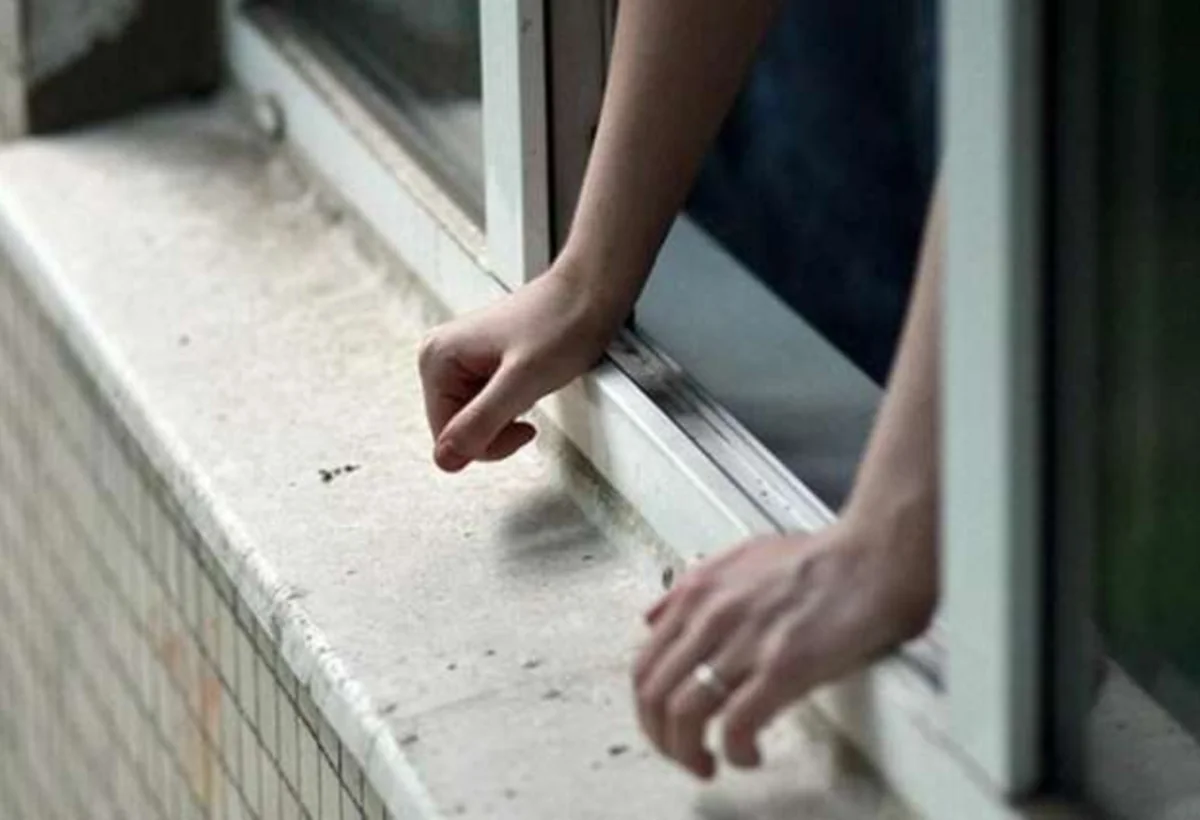 Mingəçevirdə məktəbli dərs zamanı pəncərədən yıxılıb