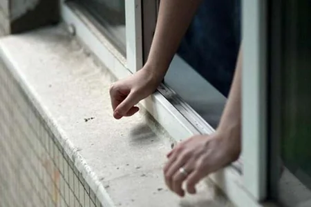 Mingəçevirdə məktəbli dərs zamanı pəncərədən yıxılıb