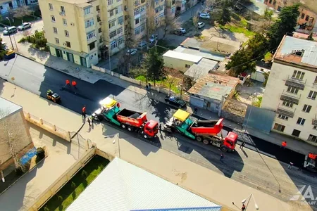 Bakının daha bir küçəsində bərbad yolda təmir - VİDEO