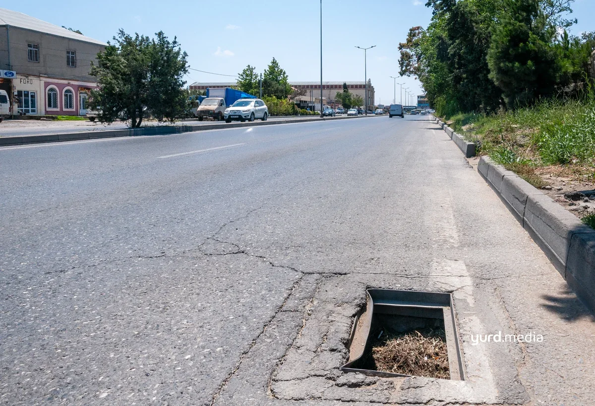 Şossedə təhlükə mənbəyinə çevrilən açıq barmaqlıqlar - FOTO