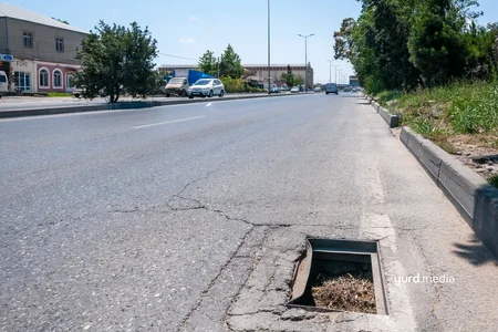 Şossedə təhlükə mənbəyinə çevrilən açıq barmaqlıqlar - FOTO