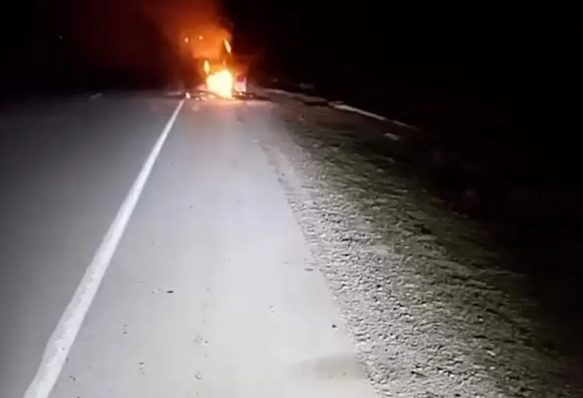 Yanan avtomobili söndürmək istəyərkən maşın vuraraq öldürüb