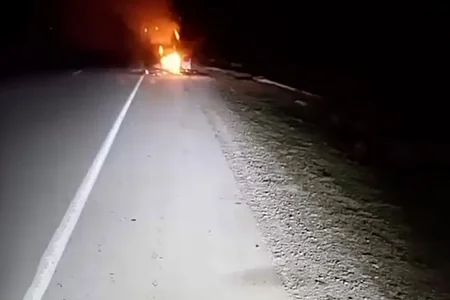 Yanan avtomobili söndürmək istəyərkən maşın vuraraq öldürüb