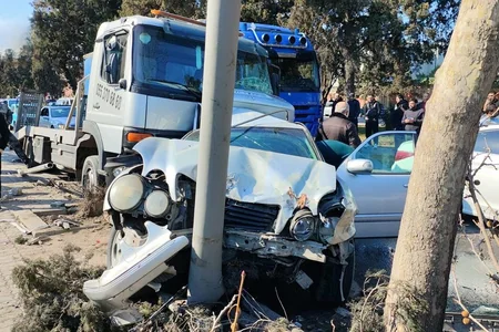 Gəncədə evakuator 2 Mersedesə birdən çırpılıb - FOTO