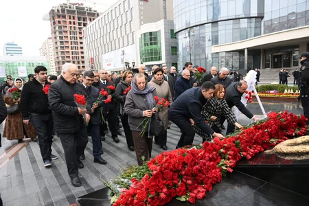 Xocalı soyqırımı qurbanlarının abidəsi önünə insan axını ara vermir - FOTO