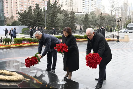 Dövlət və hökumət rəsmiləri Xocalı soyqırımı abidəsini ziyarət ediblər
